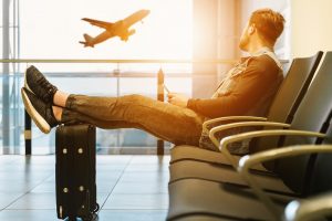 Hombre en aeropuerto post-pandemia